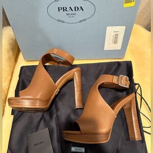 Prada Calzature Donna high heeled patent leather sandals size EU 35, tan NWT